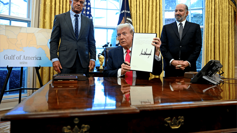 بسبب سياساته الجمركية المتضاربة.. ترامب تحت ضغط رجال الأعمال