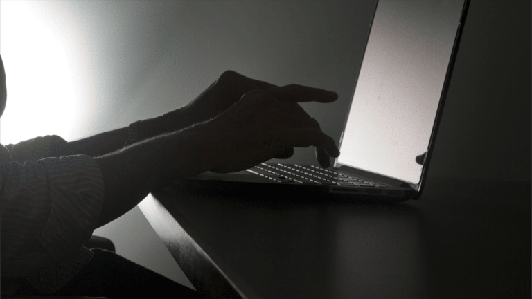 قراصنة المدارس.. بريطانيا تحولهم إلى حماة للشبكات