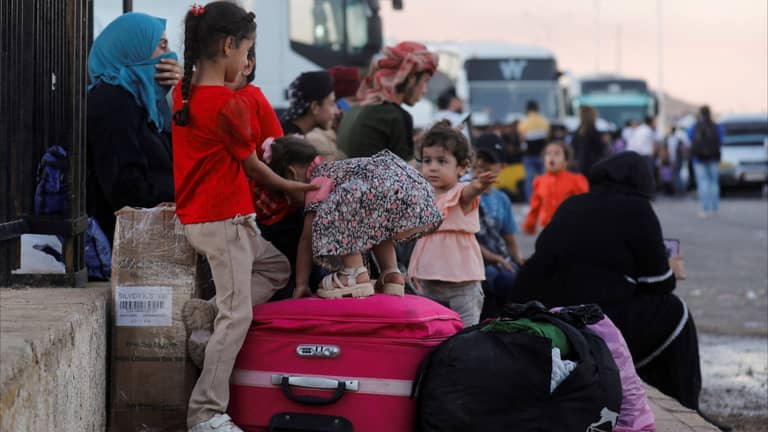 "الضرب عأبو جنب".. رحلة نزوح من بعلبك لدمشق يديرها حزب الله