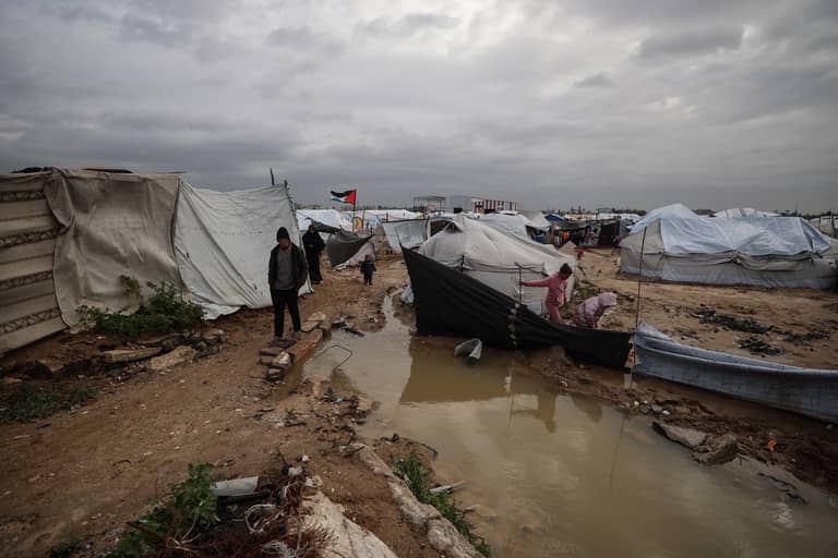 المياه الموحلة تقتل في غزة.. والضحايا أطفال