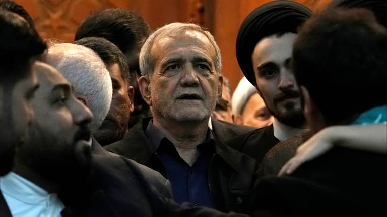 "معركة" بين بزشكيان والحرس الثوري بسبب إسرائيل