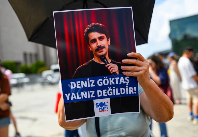 إردوغان يلاحق "الكوميديان".. نكتة تقود إلى السجن