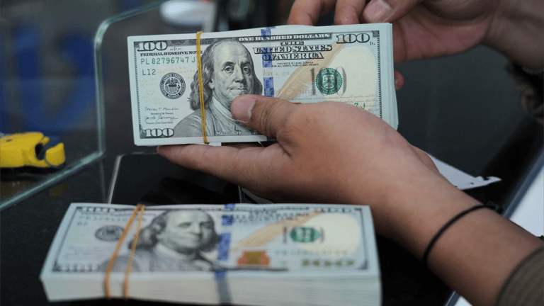 بين كوك وباول.. الدولار يتأرجح على حبل السياسة