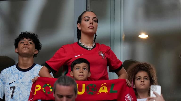 لافتة تشعل اليورو.. جورجينا أفضل من جورجيا