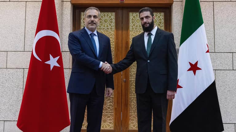 اليونان تنتقد "الاتفاق غير الشرعي" بين تركيا وقادة سوريا الجدد