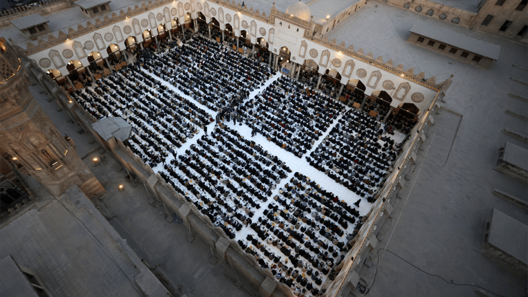 "سفراء أجانب".. باحة الأزهر تجمع آلاف الطلاب على مائدة رمضان