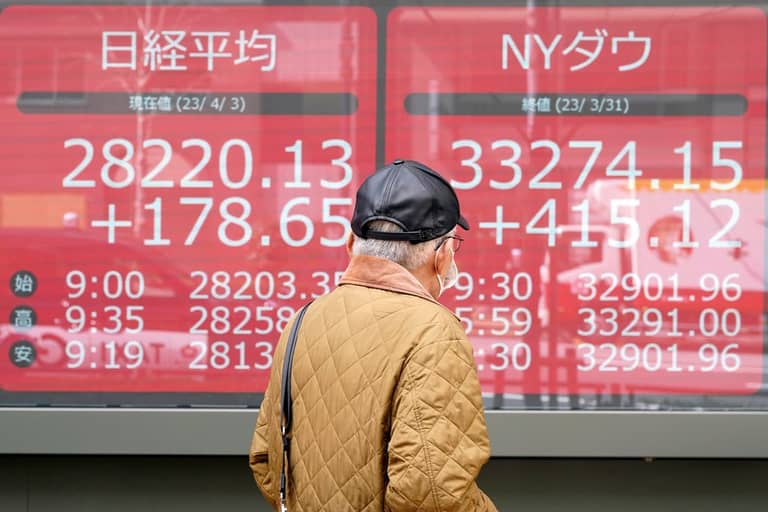 الين يهبط إلى أدنى مستوى في 34 عاما