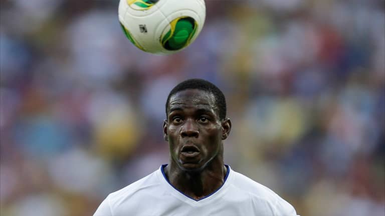 الدوري الإيطالي ينادي بالوتيلي