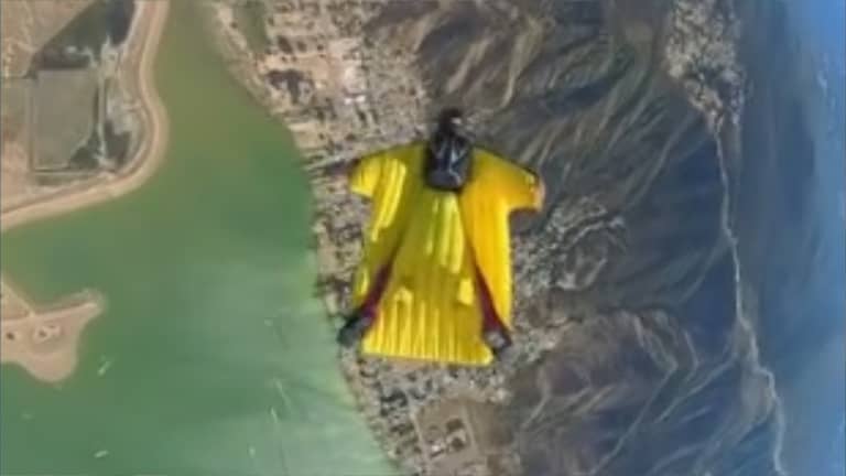 حادث مأساوي ينهي حياة "الطائر البشري"
