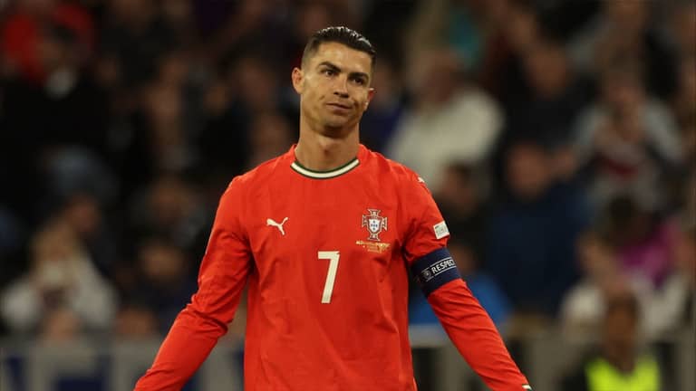 بقرار مفاجئ.. رونالدو يحبط رئيس الفيفا