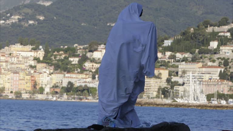 "في مكب نفايات".. هكذا يعيش اللاجئون في أجمل مدن إيطاليا