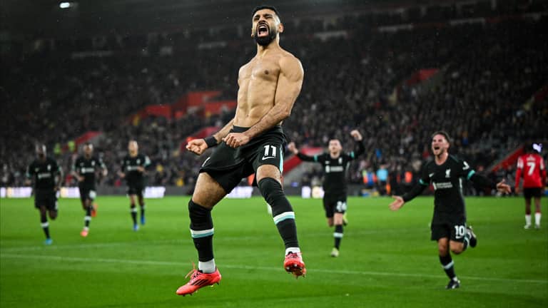 صلاح "القياسي" يحلق بليفربول في صدارة البريميرليغ