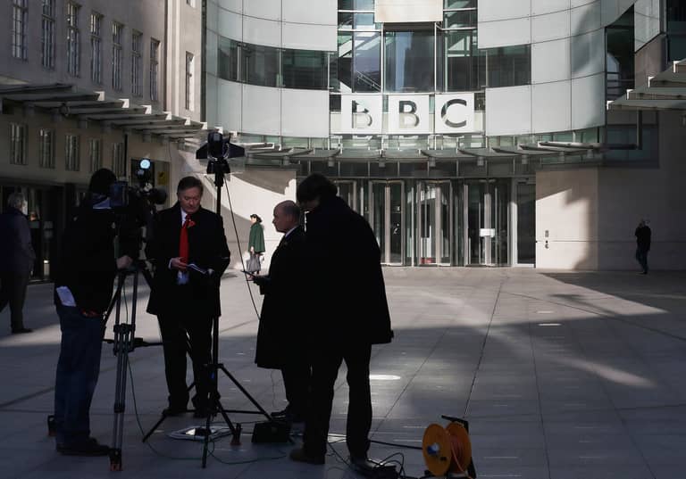 تهمة استغلال جنسي تلاحق مذيع BBC وتدفع "الزملاء" لتبرئة ساحتهم