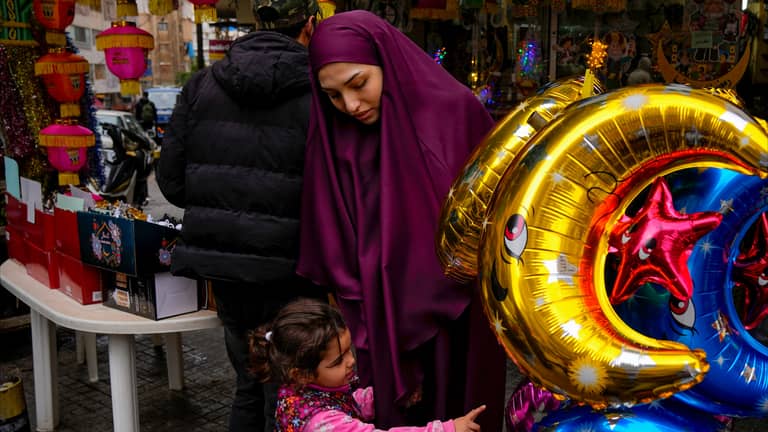 الألوان تعود إلى بيروت.. هل تنعش "فوانيس رمضان" لبنان؟