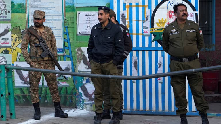 مقتل 5 باكستانيين في انفجار قرب مركز اقتراع