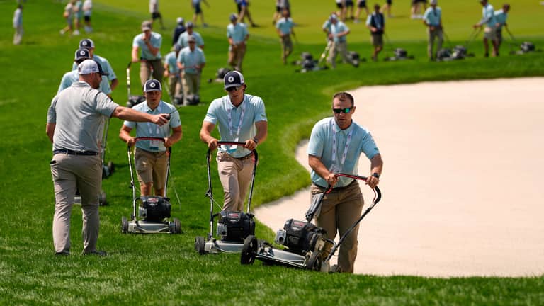 بديل "فورمولا 1".. سباق "جزازات العشب" ينطلق في بريطانيا