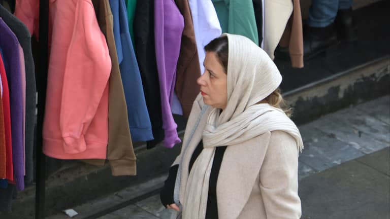 إيران: نسمح للنساء بمخالفة قانون الحجاب