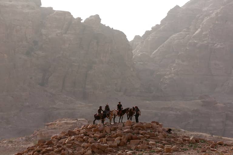 سيول جنوب الأردن تقتل سائحة وابنها