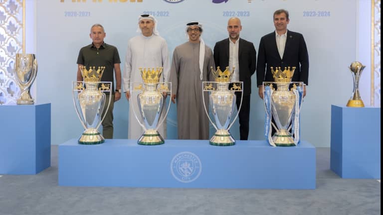 مانشستر سيتي يهدي منصور بن زايد ألقاب "الموسم التاريخي"