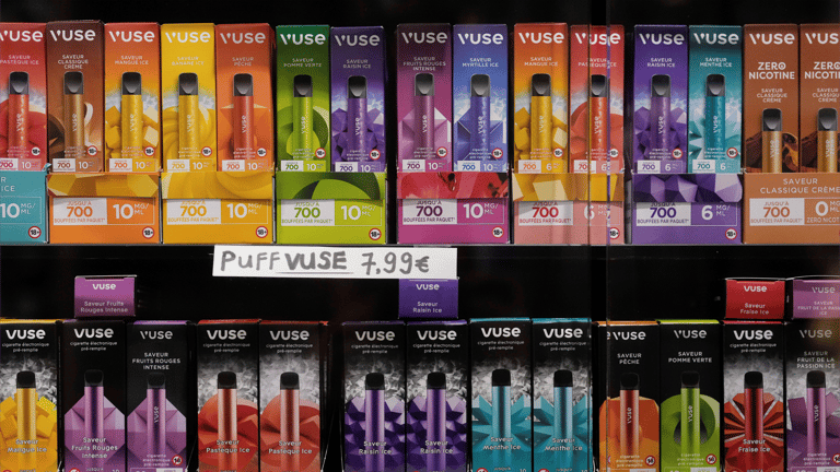 الباحث الذي باع حياده.. قصة الطبيب الذي خدم لوبي الـvapes