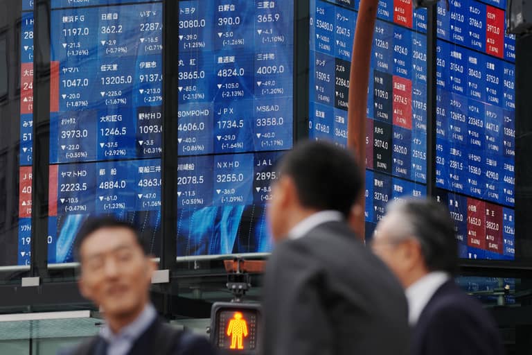 أسهم أوروبا واليابان تهوي تحت ضغط التكنولوجيا والفائدة