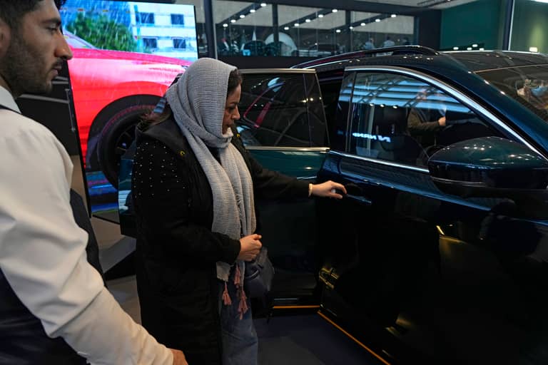 طهران تحرم "أثرياء الحرب" من سياراتهم الفارهة