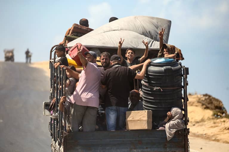 الطريق جنوبًا.. سكّان في غزة يجمعون ما تيسّر ويرحلون