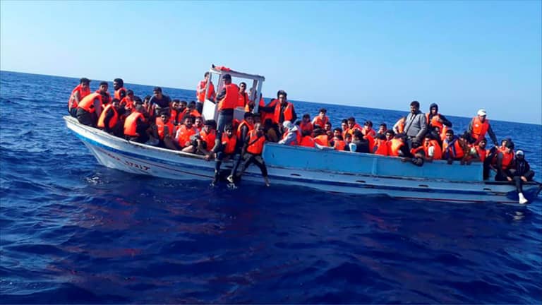 إنقاذ 51 مهاجرا من "قارب موت" قبالة ساحل لبنان