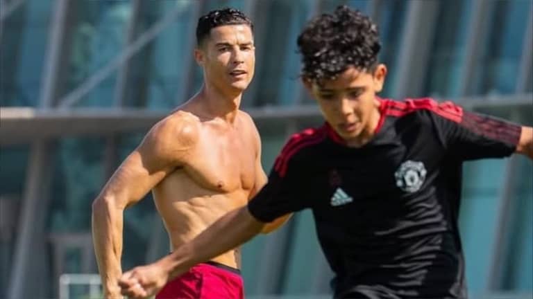 ثنائية عائلية.. من سبق كريستيانو وابنه في كرة القدم؟