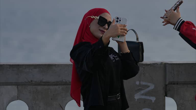 "المكياج" ممنوع في دوائر اللاذقية؟