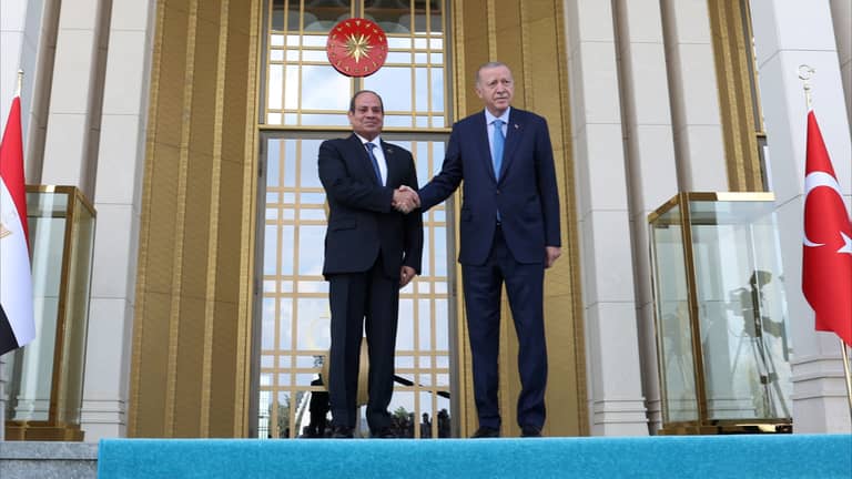 السيسي وأردوغان يتصافحان.. الاقتصاد يداوي جراح السياسة