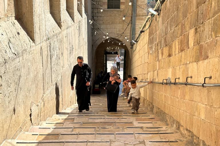 فلسطينيون في حي بالمدينة القديمة. فرانس برس