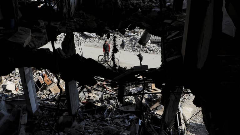 ناصر ينفذ مهمة مستحيلة في غزة لإنقاذ "جثث أولاده"