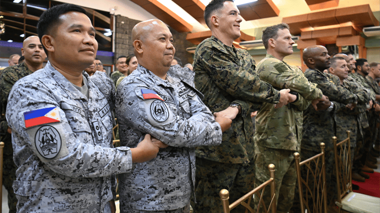 الصين تحذر: مناورات أميركا وحلفائها "لعب بالنار" في آسيا