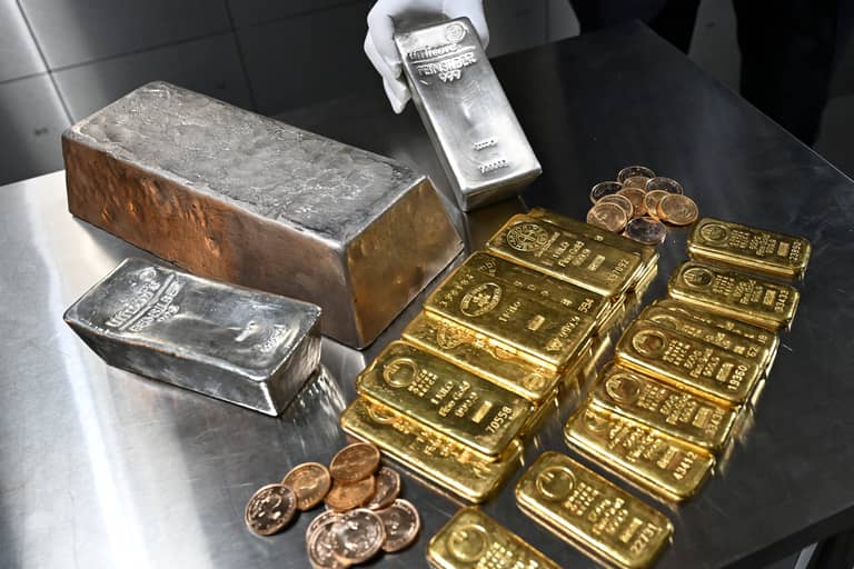 الملاذ الأمن يخسر زخمه.. هبوط حر للذهب والفضة