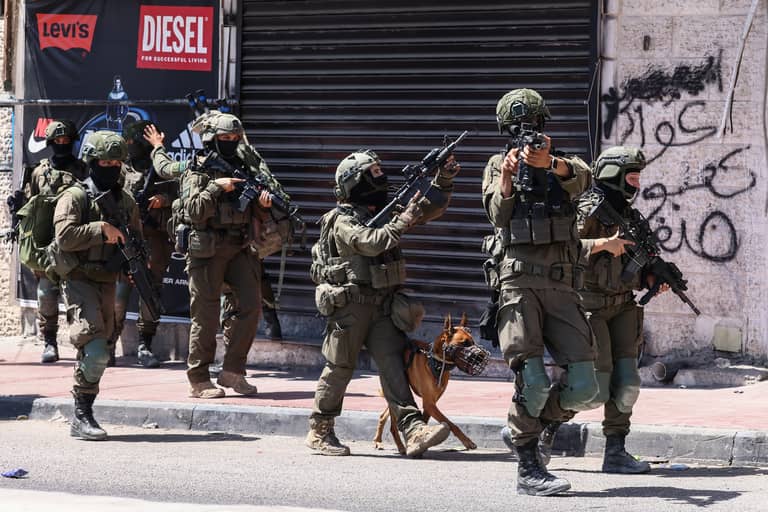 "سيلفي" ما قبل الإعدام.. قصة صورة صادمة لمسنين في بيت لاهيا
