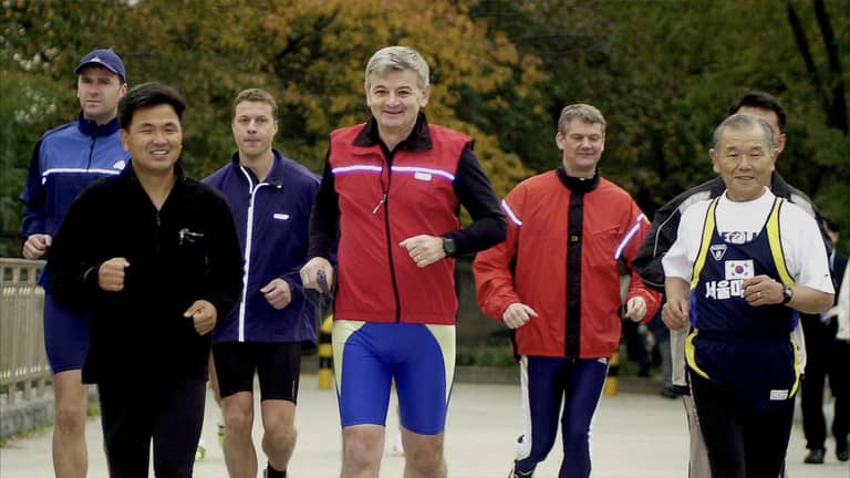 "المشي العكسي".. رياضة قديمة بفوائد جديدة