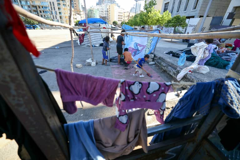 معاناة النازحين السوريين داخل لبنان.. الأزمة مزدوجة