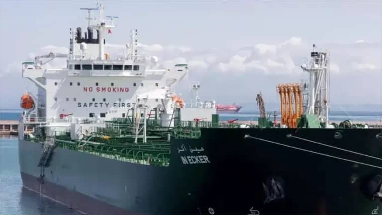 ناقلة الوقود الجزائري تصل ميناء لبنان