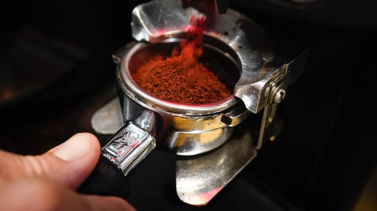 مقاهي الجزائر تبيع القهوة "بخسارة"