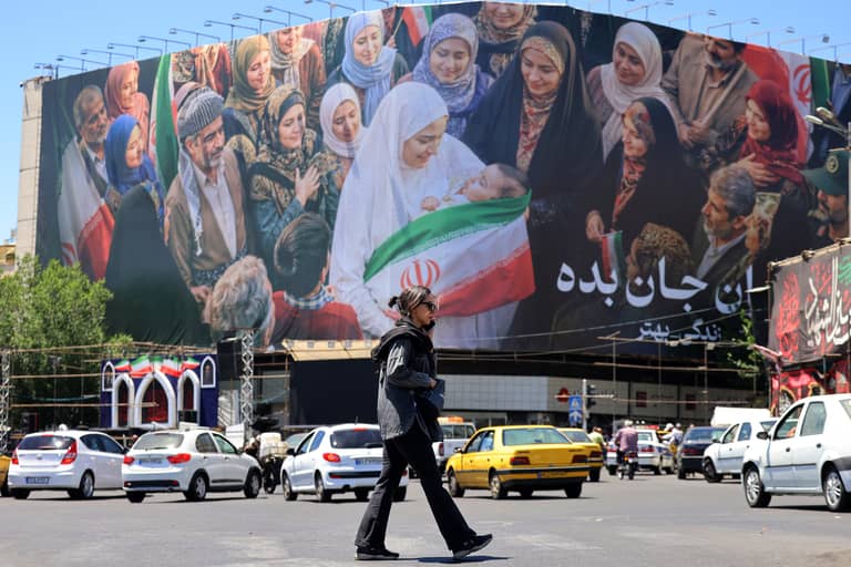 ماذا يتضمن اتفاق الـ60 يومًا بين أميركا وإيران؟
