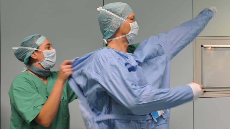 "طبيب مزيف" يجمّل سيدات بالقاهرة