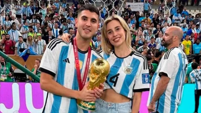 زوجة "بطل العالم" تهدده ببيع ميدالية المونديال