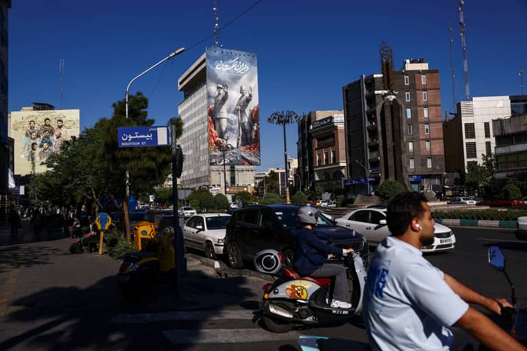 طهران تبحث عن "حلفاء ما بعد الحرب".. هل تنقذها موسكو؟