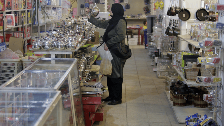 تضخم يلامس 110% وفقر يطال 40%.. اقتصاد إيران يختنق