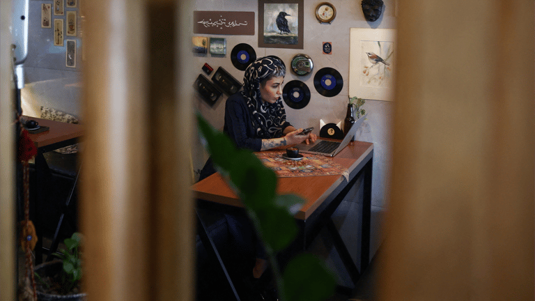إيران تستعيد الإنترنت.. من "الانفرادي إلى ساحة السجن"