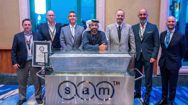 بوزن "سنة التأسيس".. الإمارات تكشف عن أكبر سبيكة فضية في العالم
