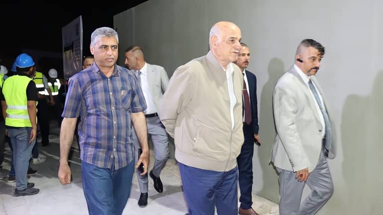 وزير عراقي بملابس شتوية في "عز الحر"