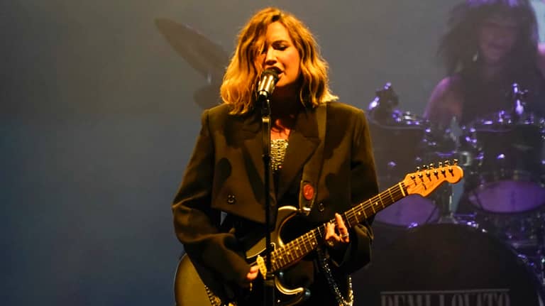 ديمي لوفاتو تعود بروح مرحة: الحياة لا تستحق كل هذا العمق