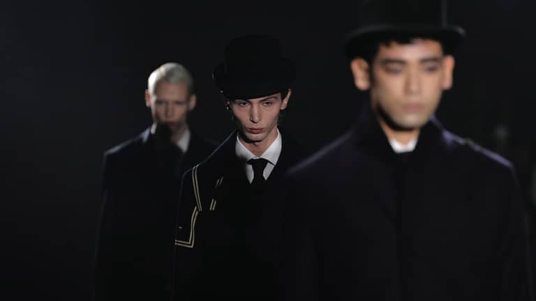 5 ملامح من أسبوع باريس للموضة.. بين عودة المعاطف والاستدامة